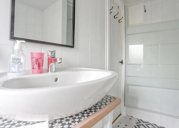 1 Bedroom Cozy In Apartment Carolles